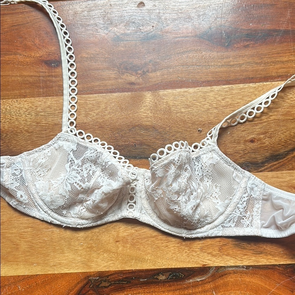 Victoria Secret Lace Underwire Bra with Detailed Details Straps